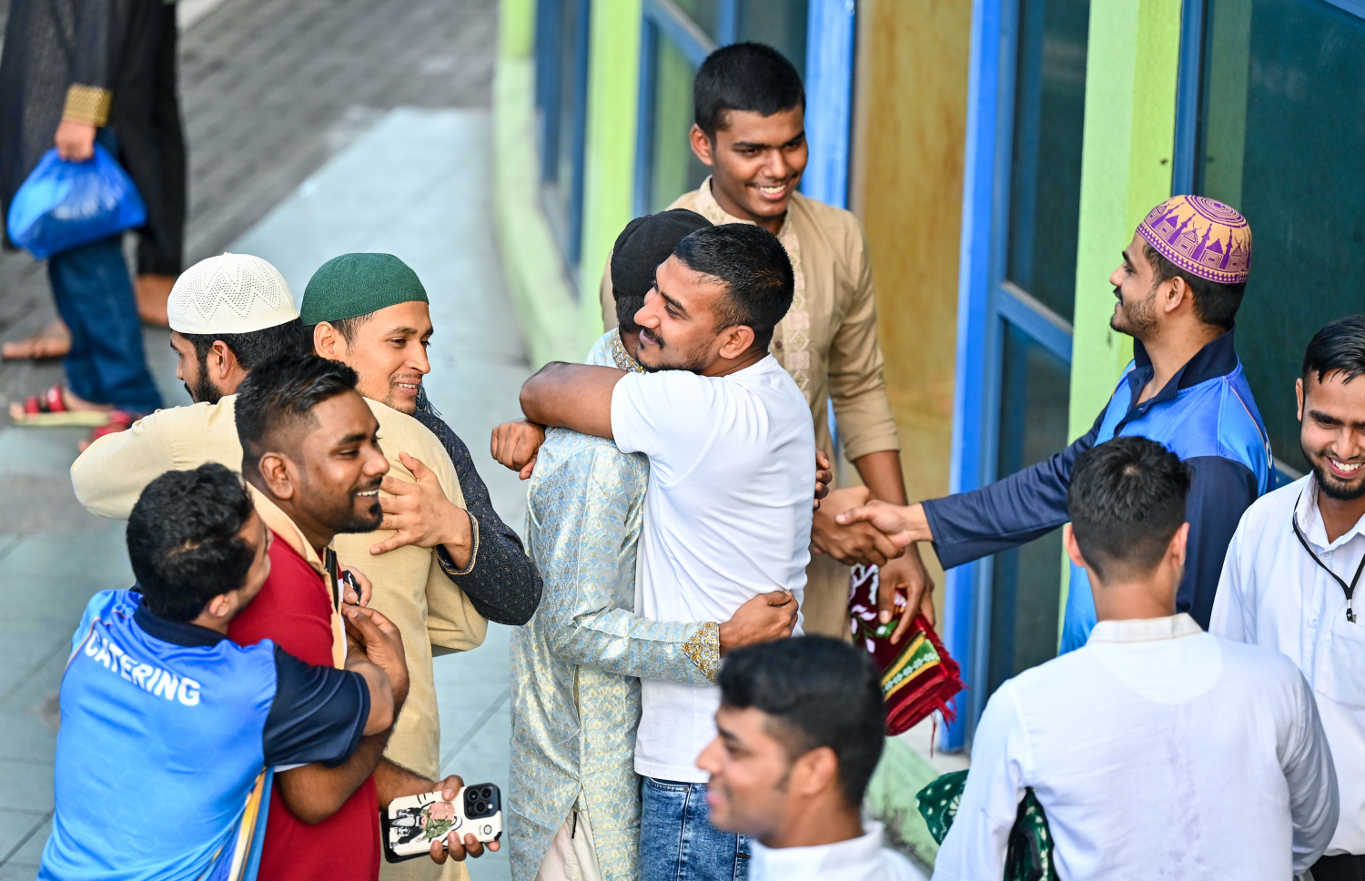 މާފަންނު ސްޓޭޑިއަމްގައި ބޮޑު ޖަމާއަތުގައި ކުރި މި އަހަރުގެ ބޮޑު އީދު ނަމާދަށް ފަހު މީހުން ސަލާންކުރަނީ.-- ފޮޓޯ: ފަޔާޒު މޫސާ |މިހާރު