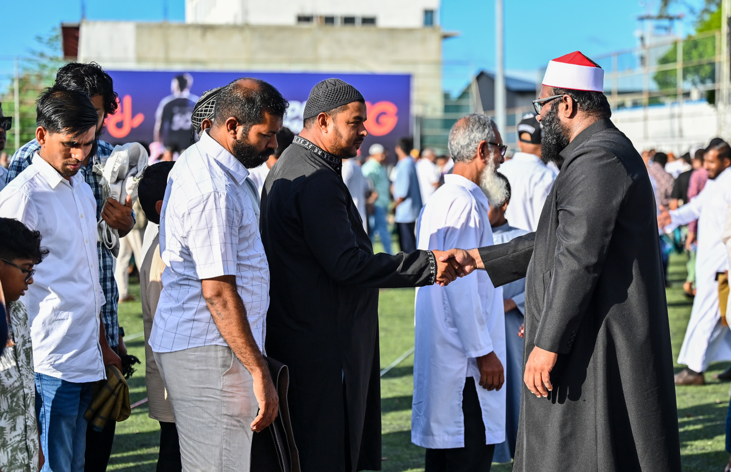 އީދު ނަމާދަށްފަހު ނަމާދުގައި ބައިވެރިވި މީހުން އިމާމާ ސަލާންކުރަނީ.-- ފޮޓޯ: ފަޔާޒު މޫސާ | މިހާރު