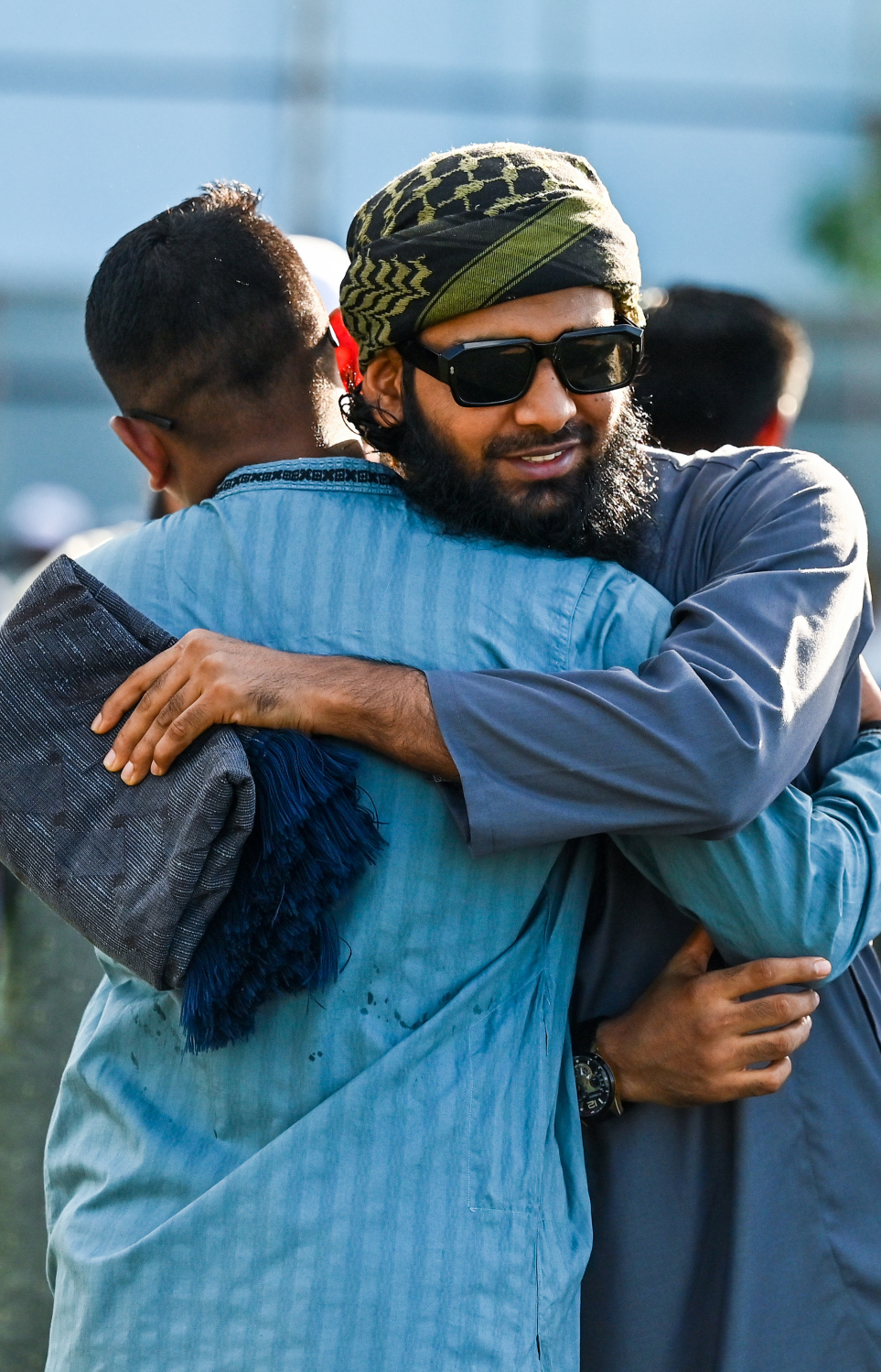 މާފަންނު ސްޓޭޑިއަމްގައި ބޮޑު ޖަމާއަތުގައި ކުރި މި އަހަރުގެ ބޮޑު އީދު ނަމާދަށް ފަހު މީހުން ސަލާންކުރަނީ.-- ފޮޓޯ: ފަޔާޒު މޫސާ |މިހާރު