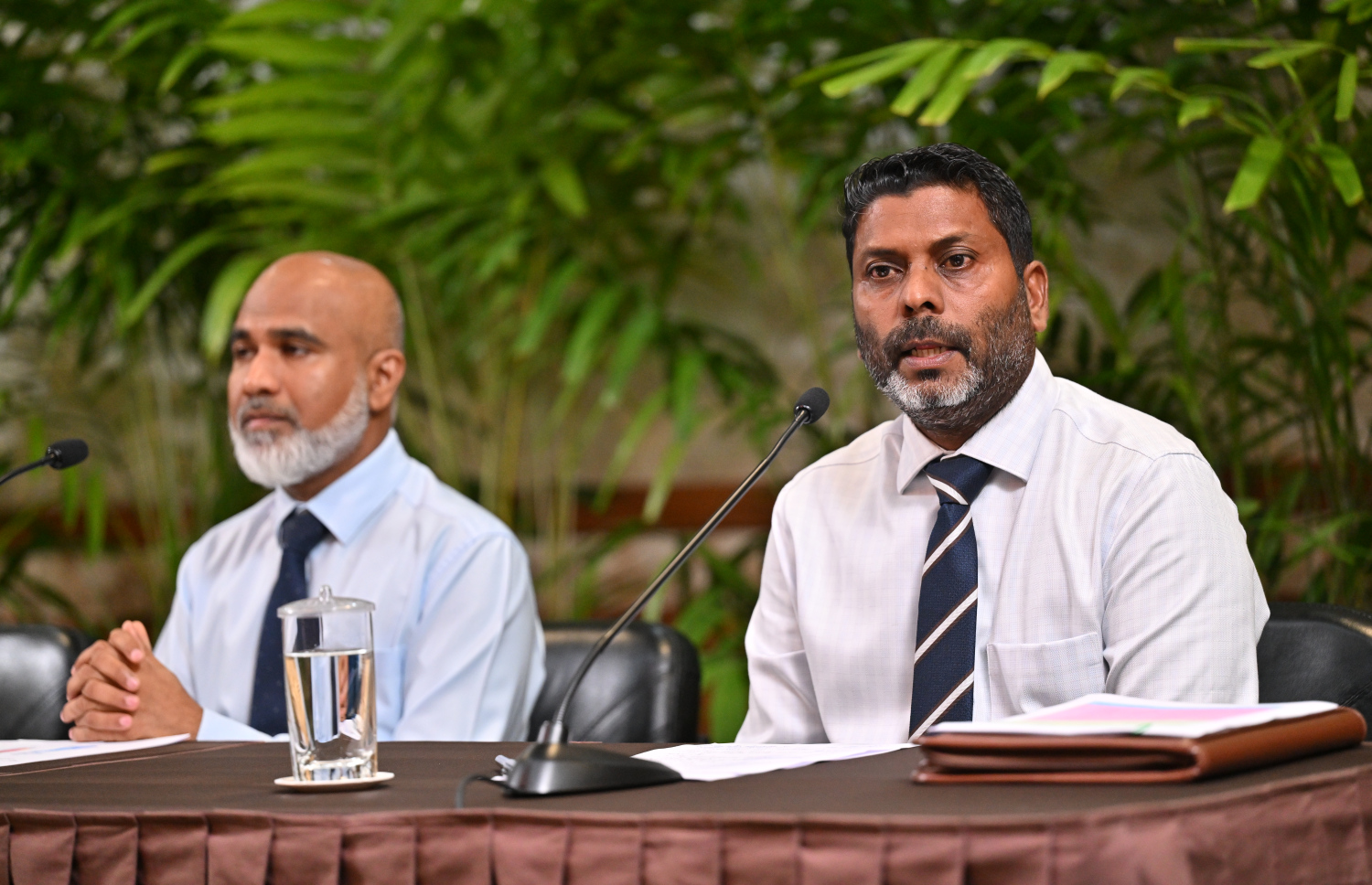ނޫސްވެރިންގެ ބައްދަލުވުމުގައި ސްޕޯޓް މިނިސްޓަރު ރާފިއު އާއި އެޑިއުކޭޝަން މިނިސްޓަރު ޝަފީއު ބައިވެރިވެ ވަޑައިގަންނަވަނީ --- ފޮޓޯ/ރައީސް އޮފީސް