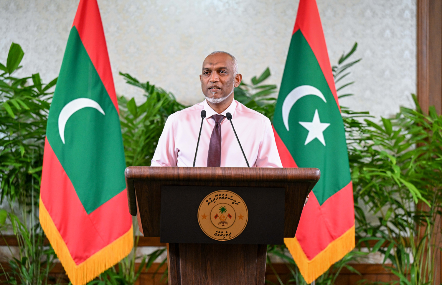 ރައީސް ޑރ. މުހައްމަދު މުއިއްޒު މިއަދު ނޫސްވެރިންގެ ބައްދަލުވުމުގައި. -- ފޮޓޯ: ރައީސް އޮފީސް