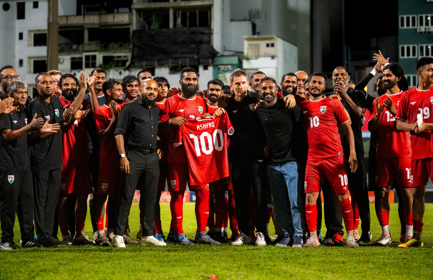 ދަގަނޑޭ، 100 މެޗު ހަމަ ކުރުމުން ޓީމުގެ އެހެން ކުޅުންތެރިންނާއި އޮފިޝަލުން އޭނާގެ އުފަލުގައި ބައިވެރި ވަނީ --- ފޮޓޯ: ނިޝާން އަލީ | މިހާރު