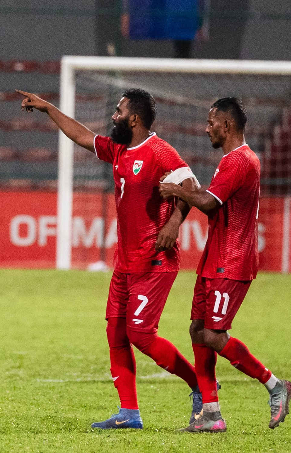 ބަދަލު ކުޅުންތެރިއެއްގެ ގޮތުގައި ދަގަނޑޭ (ވ) ދަނޑަށް އެރުމުން، ސެންޓޭ (ކ)، ދަގަނޑޭގެ އަތުގައި ކެޕްޓަން ބޭންޑް އަޅުވައި ދެނީ --- ފޮޓޯ: ފަޔާޒު މޫސާ | މިހާރު