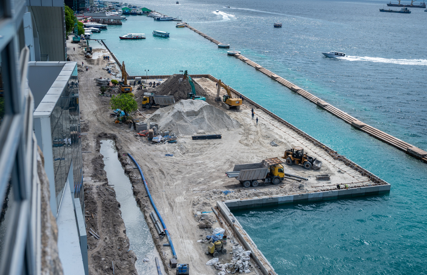 ބޮޑުތަކުރުފާނުމަގު ބީއެމްއެލް ކުރިމަތިން ޝީޓް ޕައިލްކޮށް އެ މަގު ފުޅާކުރުމުގެ މަސައްކަތް އެމްޓީސީސީގެ މުވައްޒަފުން ކުރަނީ.--- ފޮޓޯ: ފަޔާޒު މޫސާ | މިހާރު