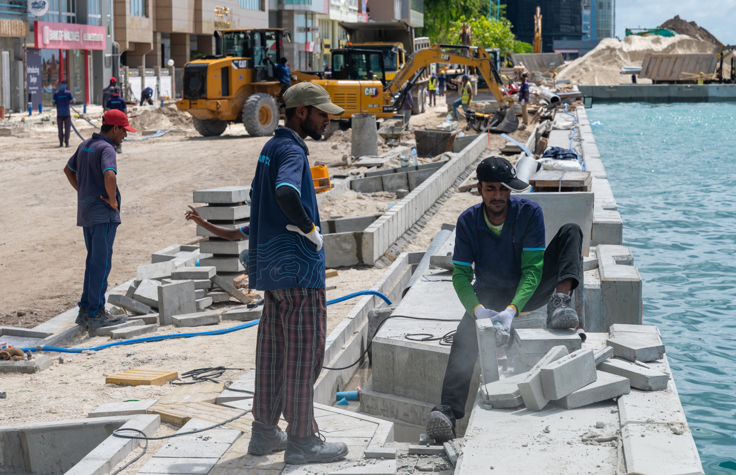 މާލޭގެ ބޮޑުތަކުރުފާނު މަގު ޒަމާނީ ފެންވަރަށް ހެދުމުގެ އެ މަޝްރޫއުގެ ތިން ވަނަ ފިޔަވަހީގެ ދަށުން ރަސްމީ ފާލަމުން ފެށިގެން ހެންވޭރު ފެރީ ޓާމިނަލާ ހަމައަށް މަގު ފުޅާކުރުމުގެ މަސައްކަތް އެމްޓީސީސީގެ މުވައްޒަފުން ކުރަނީ -- ފޮޓޯ: ފަޔާޒު މޫސާ | މިހާރު