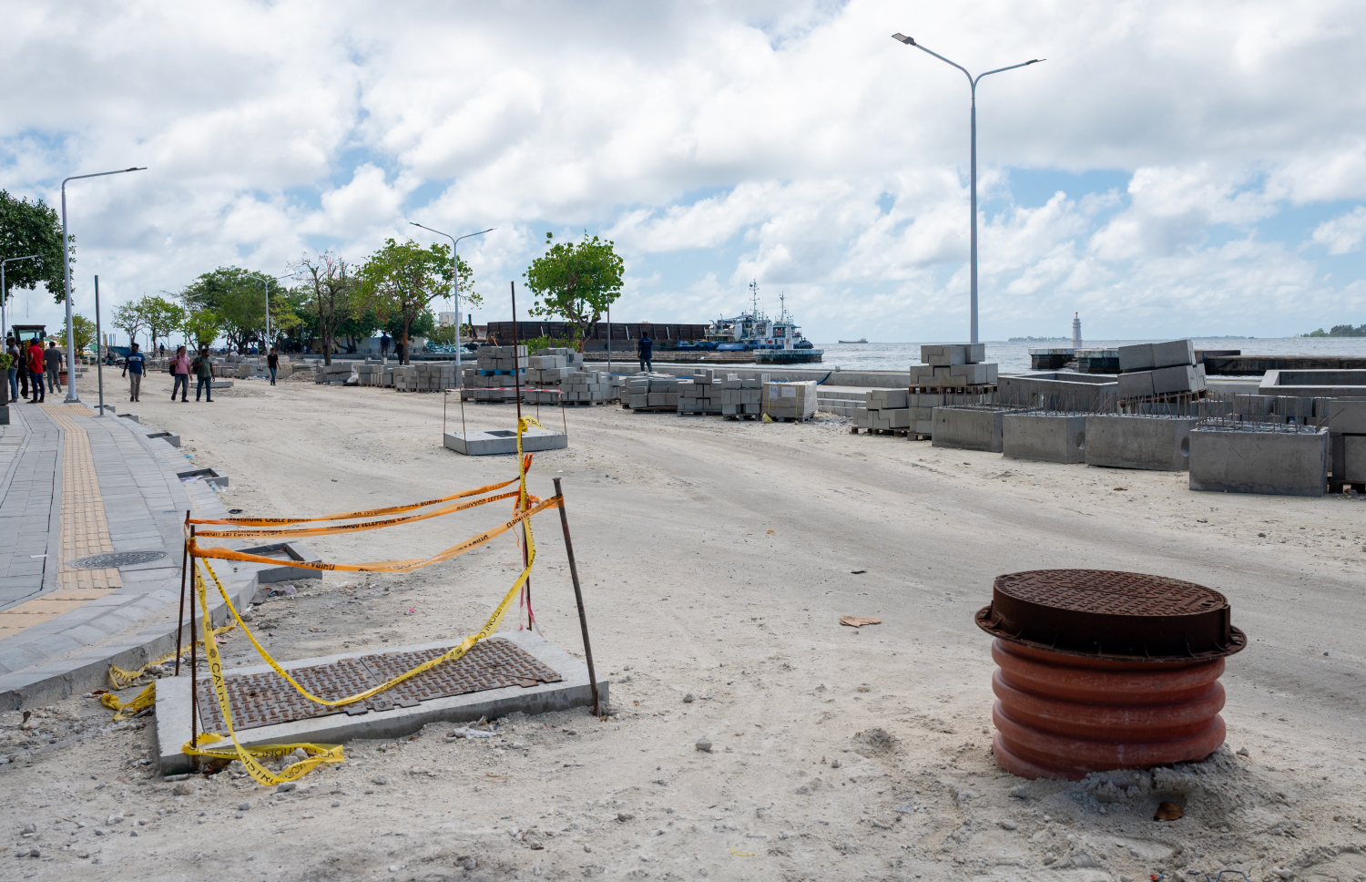 މާލޭގެ ބޮޑުތަކުރުފާނު މަގު ޒަމާނީ ފެންވަރަށް ހެދުމުގެ އެ މަޝްރޫއުގެ ތިން ވަނަ ފިޔަވަހީގެ ދަށުން ރަސްމީ ފާލަމުން ފެށިގެން ހެންވޭރު ފެރީ ޓާމިނަލާ ހަމައަށް މަގު ފުޅާކުރުމުގެ މަސައްކަތް ކުރިއަށް ދަނީ -- ފޮޓޯ: ފަޔާޒު މޫސާ | މިހާރު