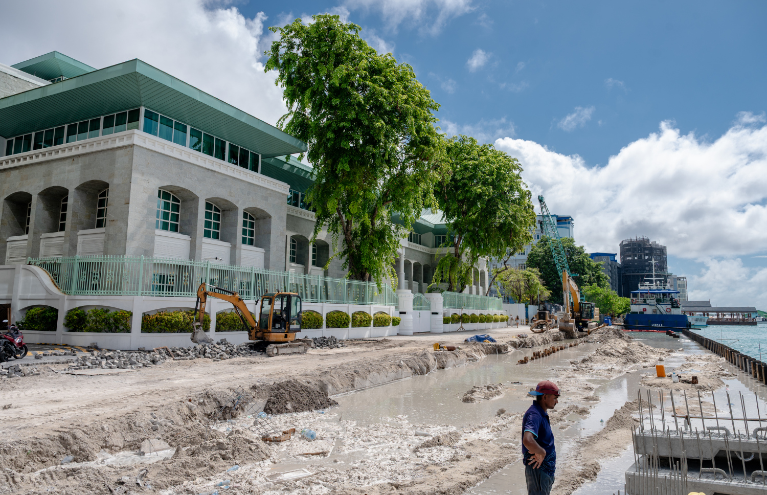 މާލޭގެ ބޮޑުތަކުރުފާނު މަގު ޒަމާނީ ފެންވަރަށް ހެދުމުގެ އެ މަޝްރޫއުގެ ތިން ވަނަ ފިޔަވަހީގެ ދަށުން ރަސްމީ ފާލަމުން ފެށިގެން ހެންވޭރު ފެރީ ޓާމިނަލާ ހަމައަށް މަގު ފުޅާކުރުމުގެ މަސައްކަތް އެމްޓީސީސީގެ މުވައްޒަފުން ކުރަނީ. -- ފޮޓޯ: ފަޔާޒު މޫސާ | މިހާރު