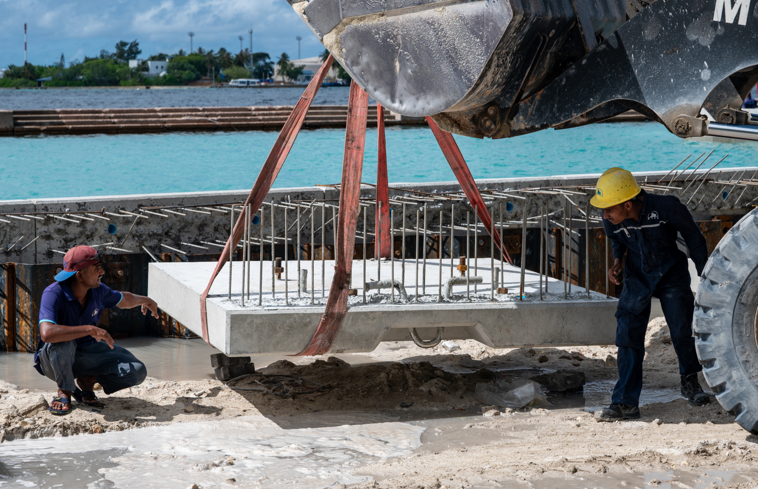 މާލޭގެ ބޮޑުތަކުރުފާނު މަގު ޒަމާނީ ފެންވަރަށް ހެދުމުގެ އެ މަޝްރޫއުގެ ތިން ވަނަ ފިޔަވަހީގެ ދަށުން ރަސްމީ ފާލަމުން ފެށިގެން ހެންވޭރު ފެރީ ޓާމިނަލާ ހަމައަށް މަގު ފުޅާކުރުމުގެ މަސައްކަތް އެމްޓީސީސީގެ މުވައްޒަފުން ކުރަނީ. -- ފޮޓޯ: ފަޔާޒު މޫސާ | މިހާރު