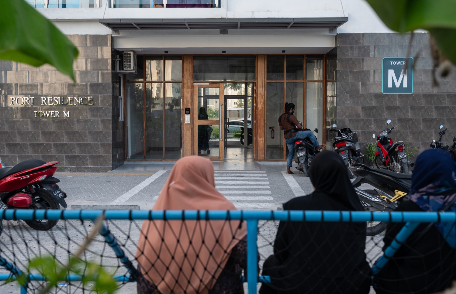 ސަރުކާރު ކުންފުންޏަކުން އަޅާފައިވާ ފްލެޓުތަކެއްގެ ބޭރުގައި ބަހައްޓާފައި ހުރި ޖޯއްޔެއްގައި ބަޔަކު އިށީންދެލައިގެން.-- ފޮޓޯ: ފަޔާޒު މޫސާ | މިހާރު