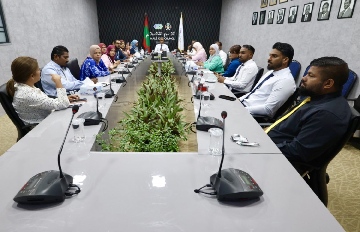 މާލޭ ސިޓީ ކައުންސިލުގެ ބައްދަލުވުމެއްގައި މެމްބަރުން ބައިވެރިވަނީ.