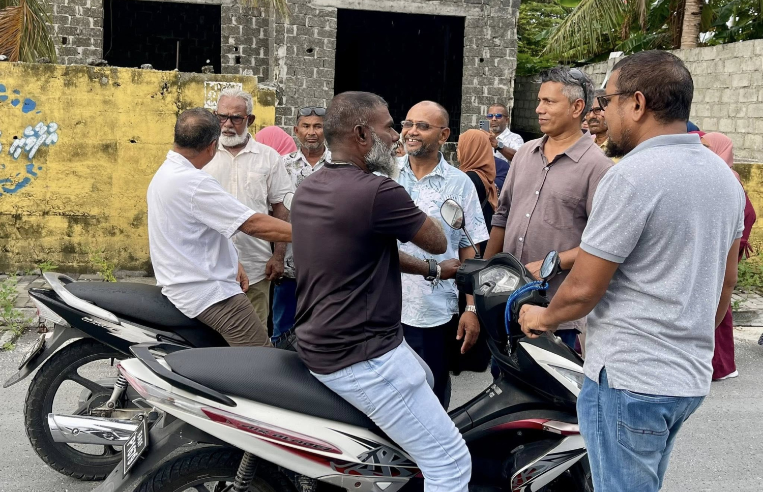 ސޯބެގެ ކެމްޕެއިނު ހަރަކާތުގައި ބަޔަކާ ވާހަކަ ދައްކަނީ--  ފޮޓޯ: ސޯބެ