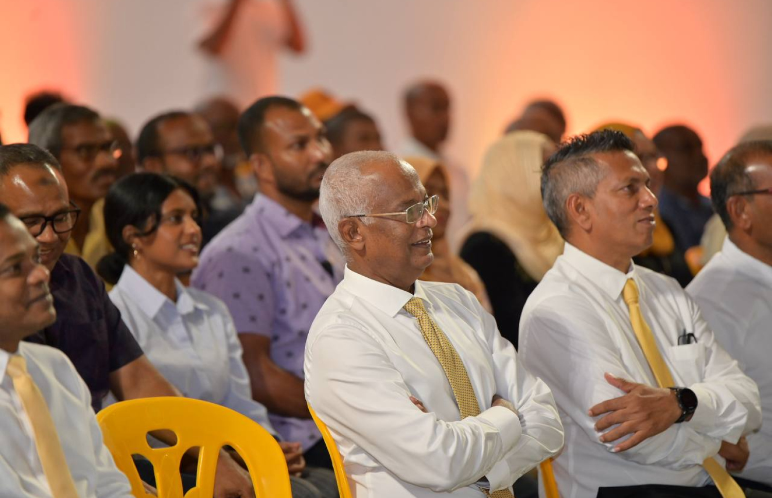 ޖިލީހުގެ ހިތަދޫ އުތުރު ދާއިރާގެ ބައި-އިލެކްޝަންގައި އެމްޑީޕީގެ ޓިކެޓުގައި ވާދަކުރައްވާ އަބްދުﷲ ސޯދިގު (ސޯބެ) ގެ ކެމްޕެއިން ނިންމަން އައްޑޫގައ ބޭއްވި ޖަލްސާގައި ކުރީގެ ރައީސް އިބޫ ބައިވެރިވެވަޑައިގަންނަވަނީ.-- ފޮޓޯ: އެމްޑީޕީ