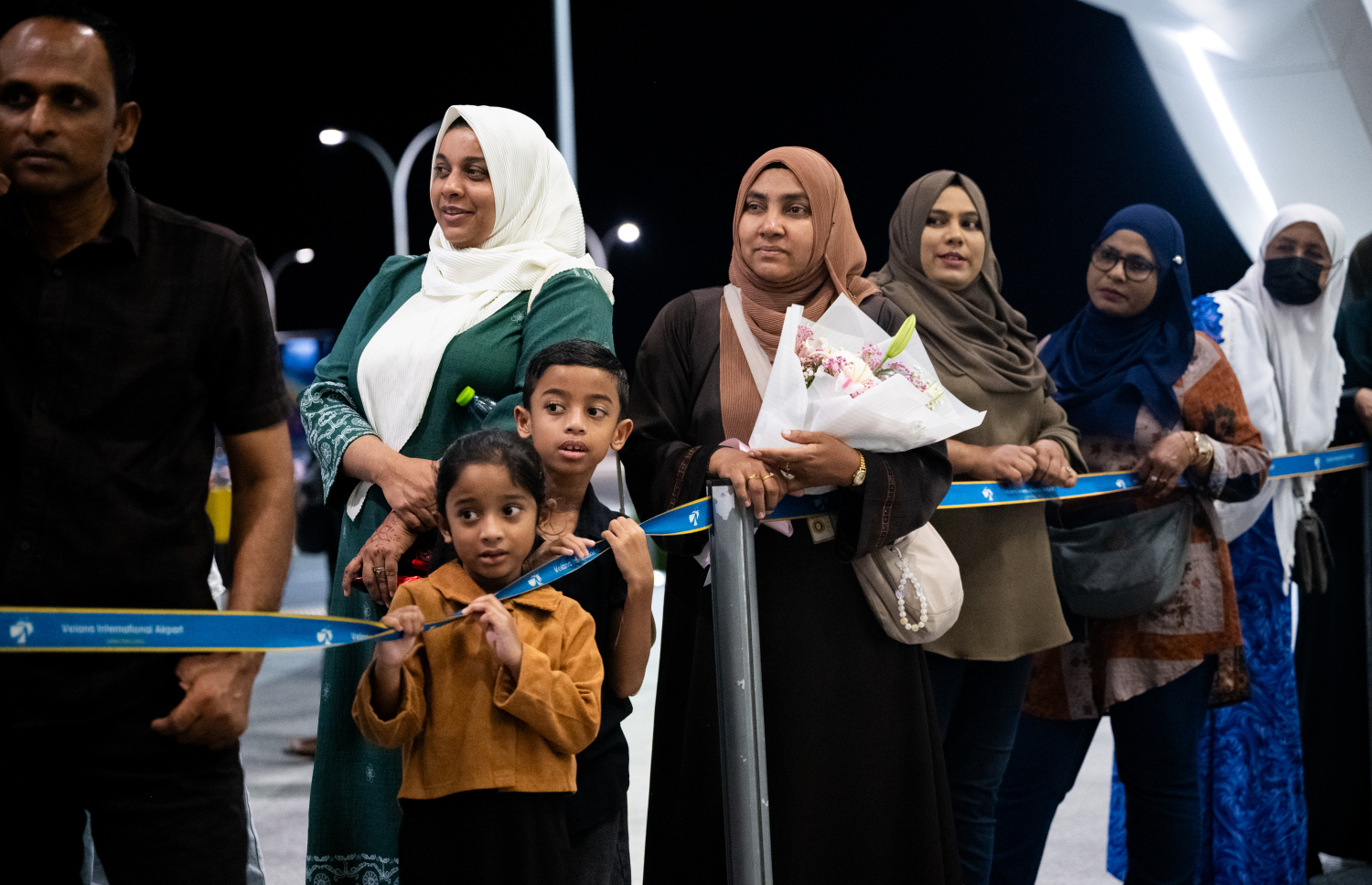 މިރޭ ރާއްޖެއައި ހައްޖުވެރިންނަށް މަރުހަބާ ކިޔަން އާއިލާ މީހުން މާބޮނޑިހިފައިގެން.-- ފޮޓޯ: ނިޝާން އަލީ | މިހާރު