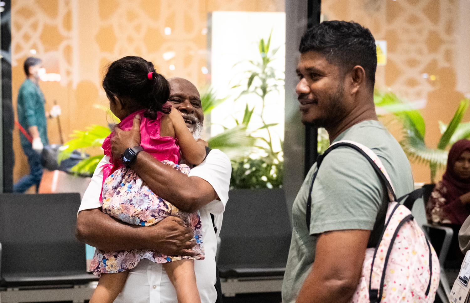ރާއްޖެއިން މި އަހަރު ހައްޖަށް ދިޔަ މީހަކު އެނބުރި މިއަދު މާލެ އައުމުން މަރުހަބާ ކިޔަނީ.-- ފޮޓޯ: ނިޝާން އަލީ | މިހާރު