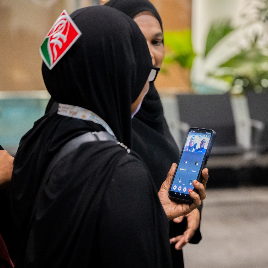 ރާއްޖެއިން މި އަހަރު ހައްޖަށް ދިޔަ މީހަކު އެނބުރި މިއަދު މާލެ އައުމުން މަރުހަބާ ކިޔަނީ.-- ފޮޓޯ: ނިޝާން އަލީ | މިހާރު