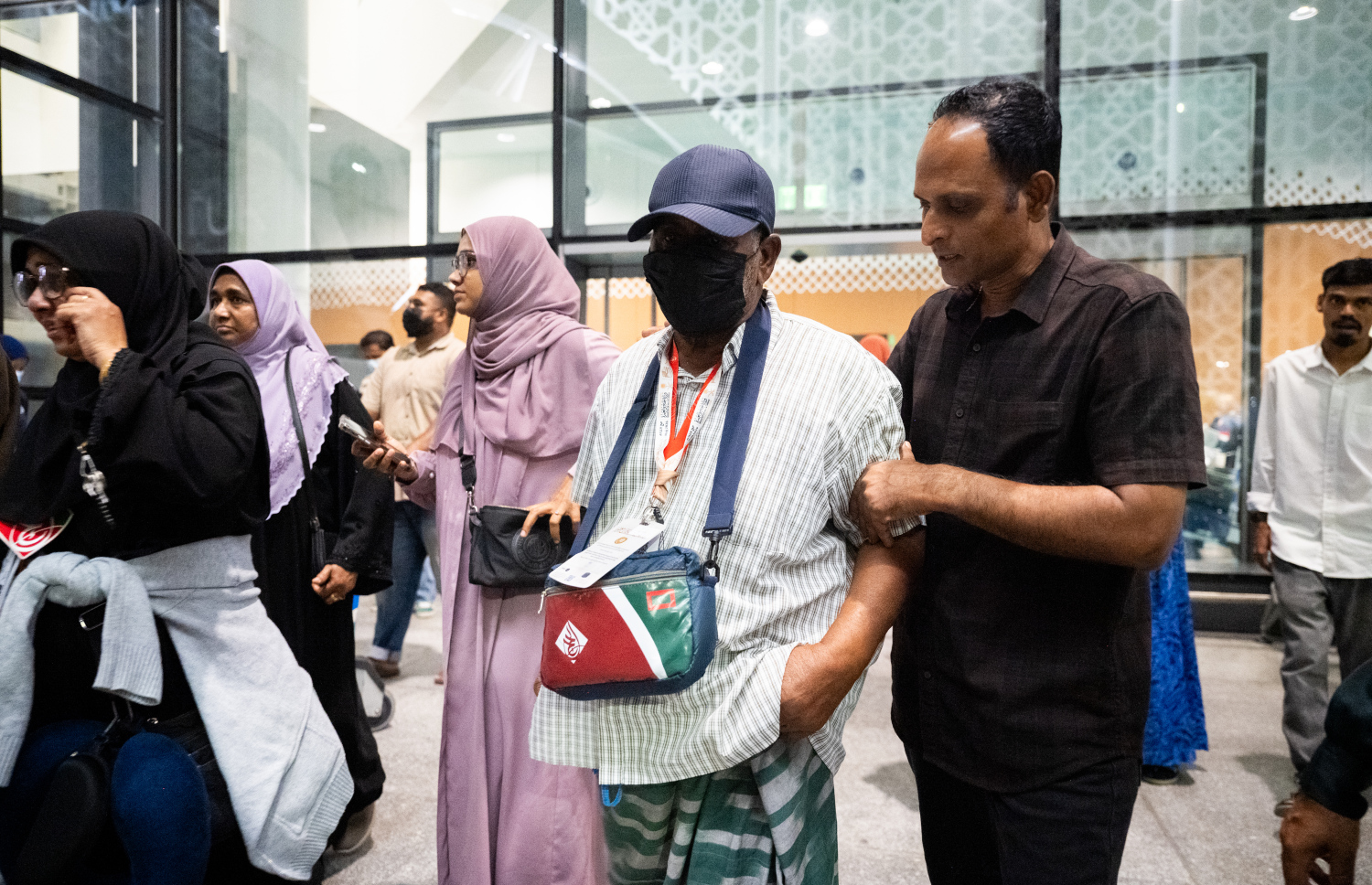 ރާއްޖެއިން މި އަހަރު ހައްޖަށް ދިޔަ މީހަކު އެނބުރި މިއަދު މާލެ އައުމުން މަރުހަބާ ކިޔަނީ.-- ފޮޓޯ: ނިޝާން އަލީ | މިހާރު