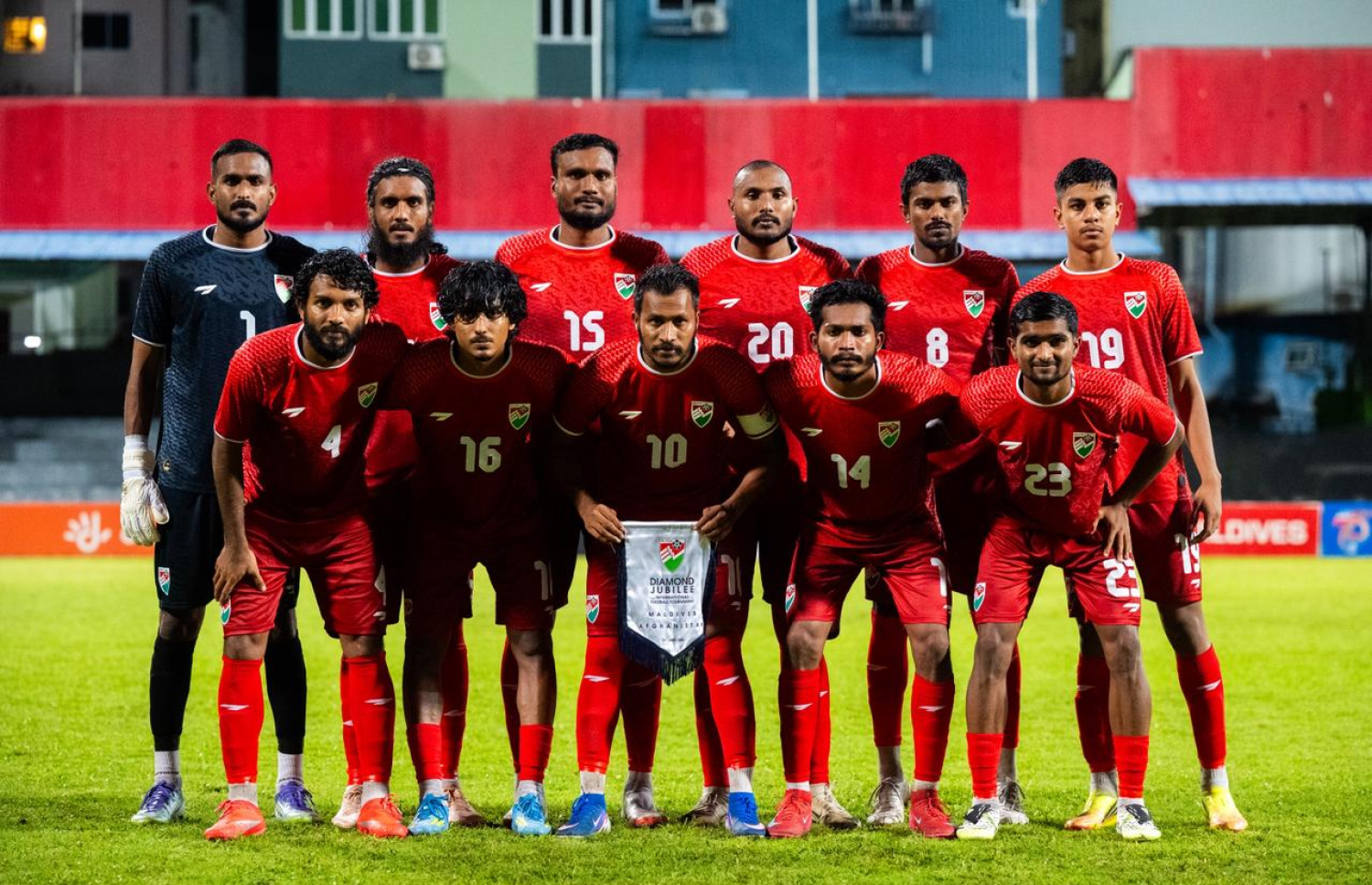 ޑައިމަންޑް ޖުބިލީ މުބާރާތުގައޮ ޕާކިސްތާނާ ދެކޮޅަށް ކޯޗު އުރްބާނީ ނެރުނު ފުރަތަމަ 11 ގައި ހިމެނުނު ކުޅުންތެރިން ---- ފޮޓޯ: ނިޝާން އަލީ | މިހާރު