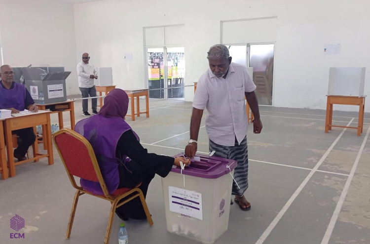 Hithadhoo uthuru dhaairaa By-Elections ge Votelun fashaifi