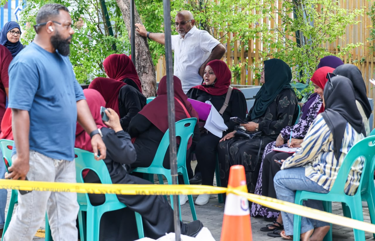 ހިތަދޫ އުތުރު ދާއިރާގެ ބައި އިލެކްޝަނަށް މާލެ ސްކޫލްގައި ބަހައްޓާފައިވާ ފޮއްޓަކަށް ވޯޓުލާން ބަޔަކު މަޑުކޮށްލައިގެން---ފޮޓޯ: ފަޔާޒް މޫސާ / މިހާރު