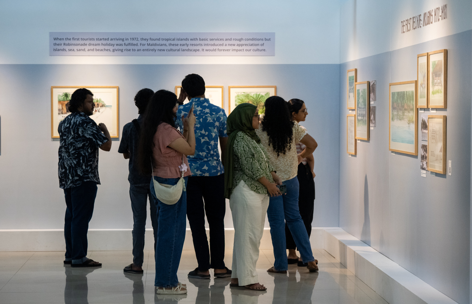 ރާއްޖޭގެ އާކިޓެކްޗާގެ ދާއިރާއަށް ބޮޑެތި ހިދުމަތްތަކެއް ކުރައްވާފައިވާ މައުރޫފް، ރިސޯޓް އާކިޓެކްޗަރަލް ކުރެހުންތައް ދައްކާލުމަށް ކުރިއަށް ގެންދާ އާޓް އެގްޒިބިޝަން ބަޔަކު ބަލާލަނީ.-- ފޮޓޯ: ނިޝާން އަލީ | މިހާރު