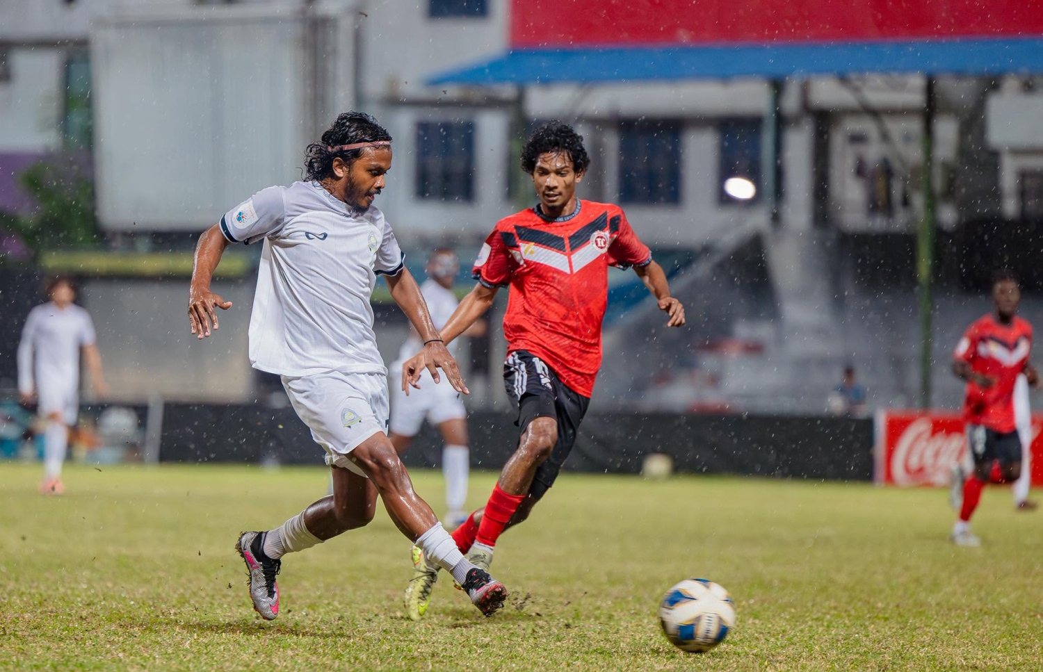މި ސީޒަންގެ ލީގުގައި ޓީސީ އާއި ގްރީން ބައްދަލުކުރި މެޗެއްގެ ތެރެއިން.-- ފޮޓޯ: އެފްއޭއެމް