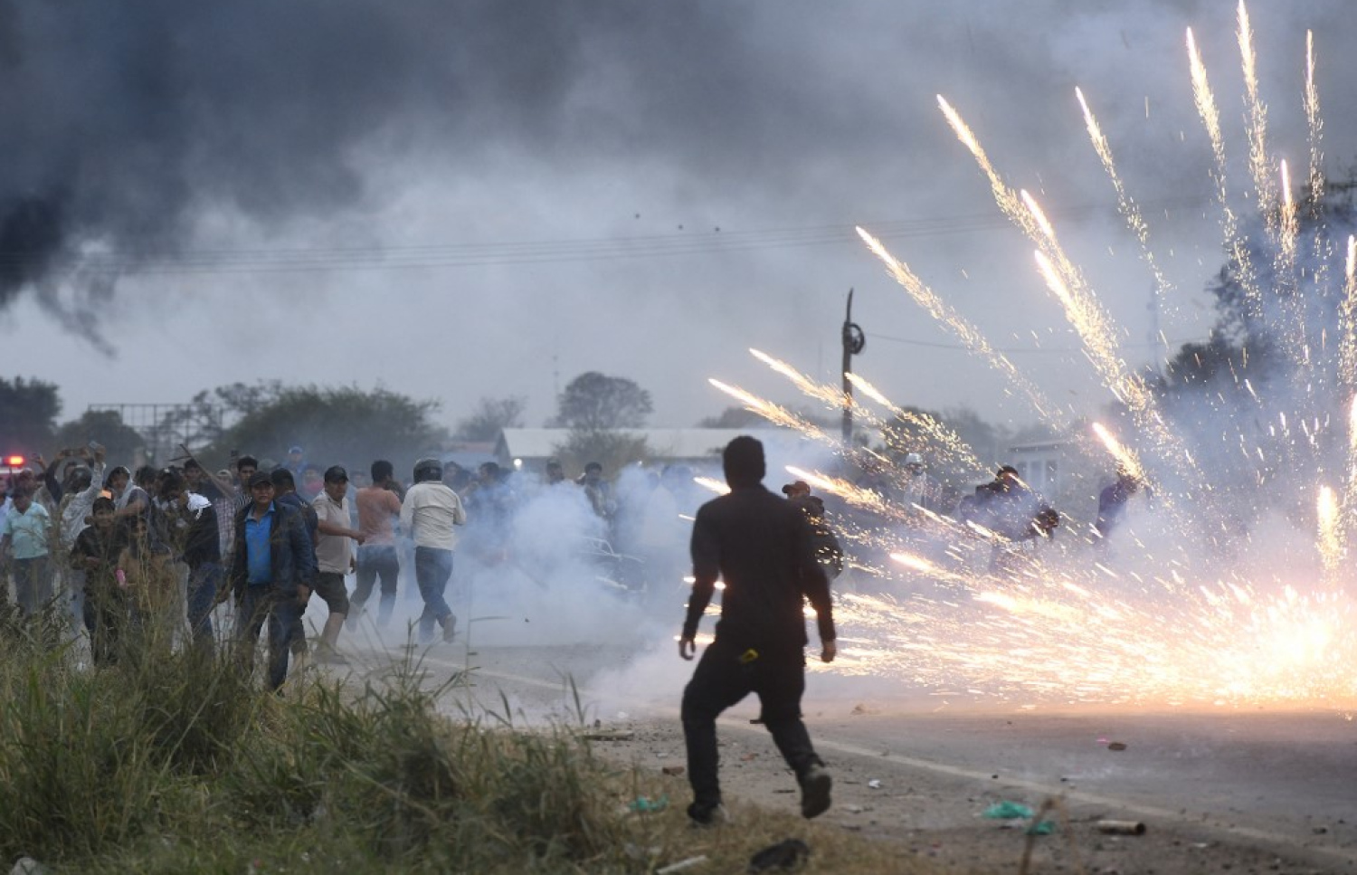 Police, protesters clash in Bolivia at road blockade