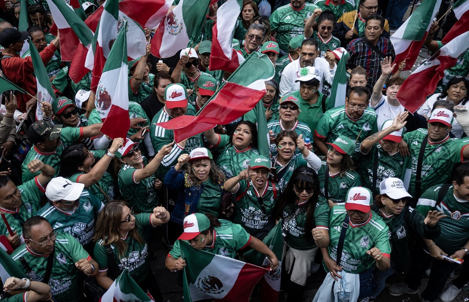'So many of us!' Mexicans attempt world's biggest human wave