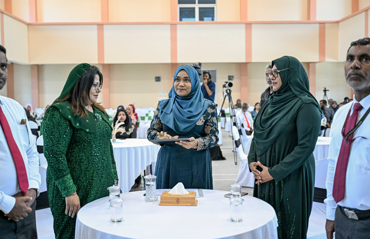 ކާބޯތަކެތީގެ ރައްކާތެރިކަމުގެ ދުވަސް ފާހަގަކުރަން ނިލަންދޫގައި މިއަދު ބޭއްވި ރަސްމިއްޔާތުގައި ފަސްޓްލޭޑީ ސާޖިދާ އާއި ހެލްތު މިނިސްޓަރު ގީލާ އަދި ނިލަންދޫ ދާއިރާގެ މެމްބަރު ސައުދާ ބައިވެރިވެވަޑައިގަންނަވަނީ.-- ފޮޓޯ: ރައީސް އޮފީސް