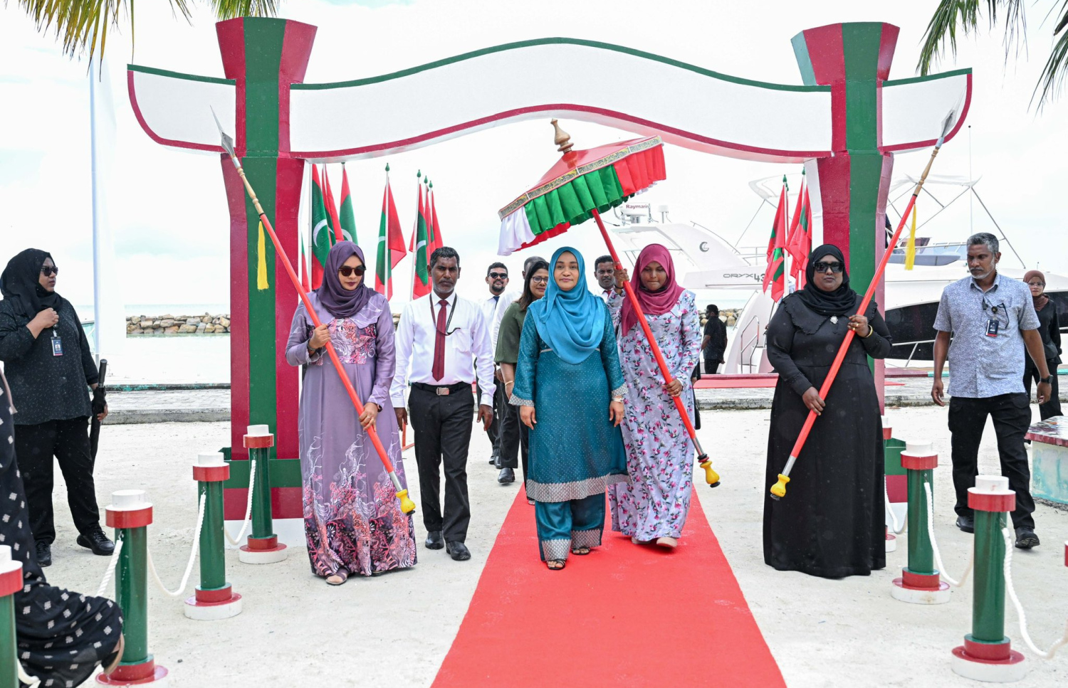 ފަސްޓްލޭޑީ ސާޖިދާ، ނިލަންދުއަށް ވަޑައިގަތުމުން އެ ކަމަނާއަށް މަރުހަބާ ކިޔަނީ.-- ފޮޓޯ: ރައީސް އޮފީސް