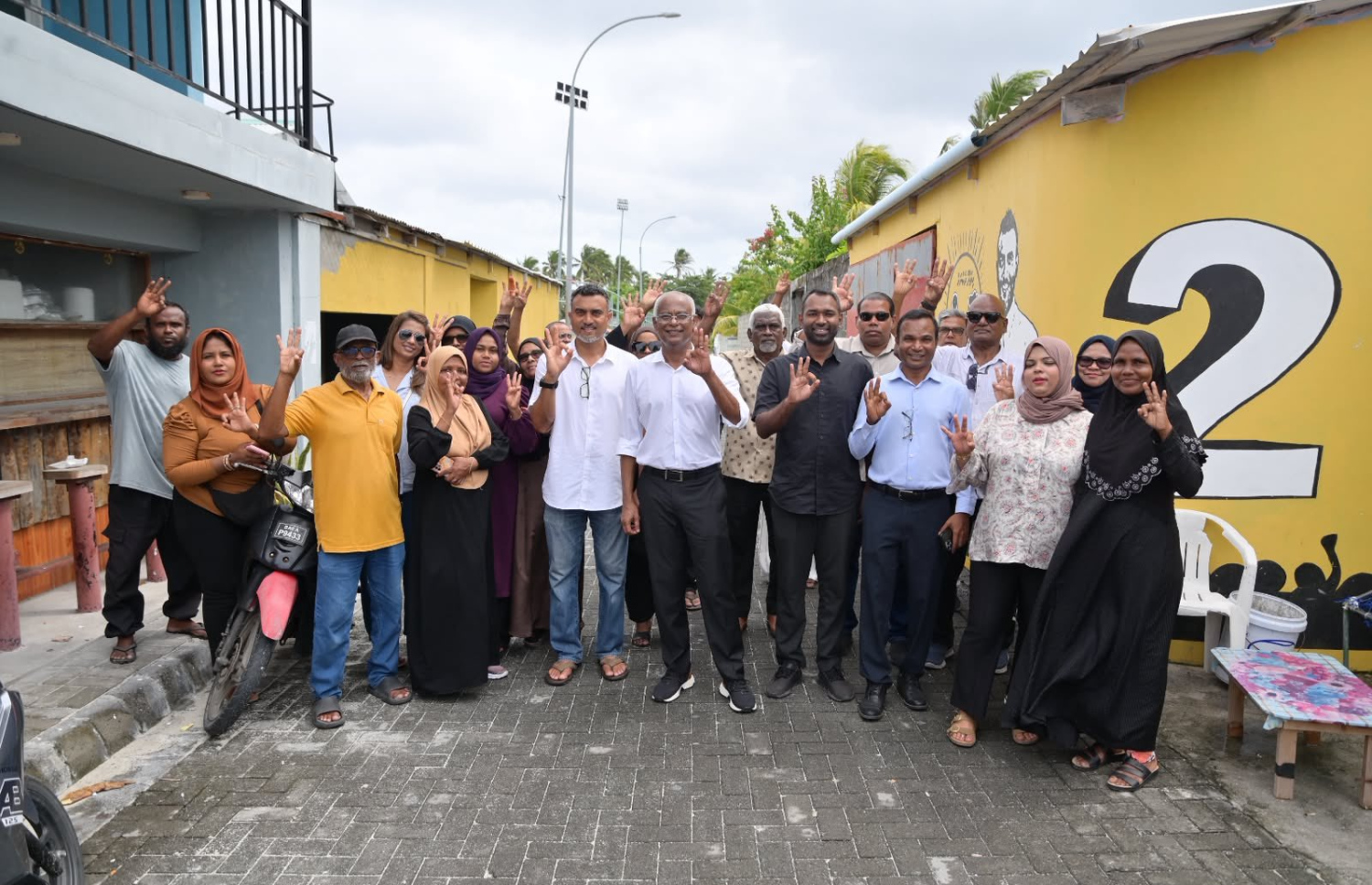 އެމްޑީޕީގެ ޗެއާޕާސަން އިންތިހާބުގައި މީކާއިލްއަށް ތާއިދުކުރައްވާ މެމްބަރުންނާ އެކު އިބޫ ފޮޓޯއަކަށް ހުއްޓިލައިގެން.