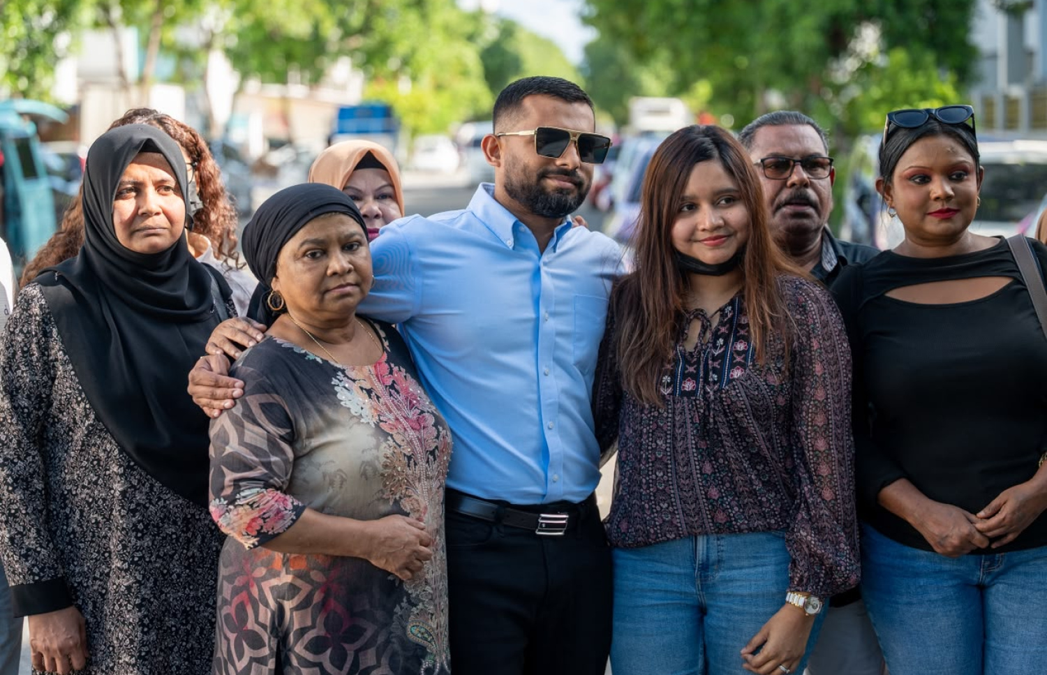 ޝަމްއާން މިއަދު ކޯޓަށް ހާޒިރުވުމުގެ ކުރިން އާއިލާ ބޭފުޅުންނާ އެކު ކޯޓު ބޭރުގައި --- މިހާރު ފޮޓޯ/ފަޔާޒު މޫސާ