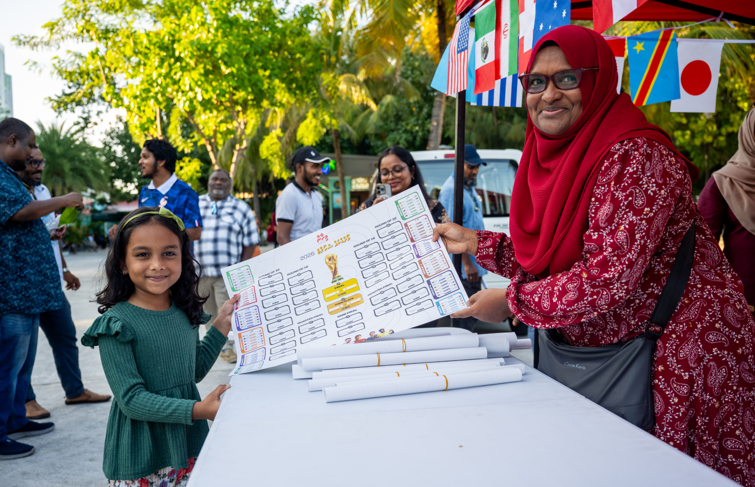 "މިހާރު" ގެ ވޯލްޑް ކަޕް ގައިޑް ހޯދަން ބަޔަކު ކިޔުގައި ޖެހިގެން --- ފޮޓޯ: ނިޝާން އަލީ | މިހާރު