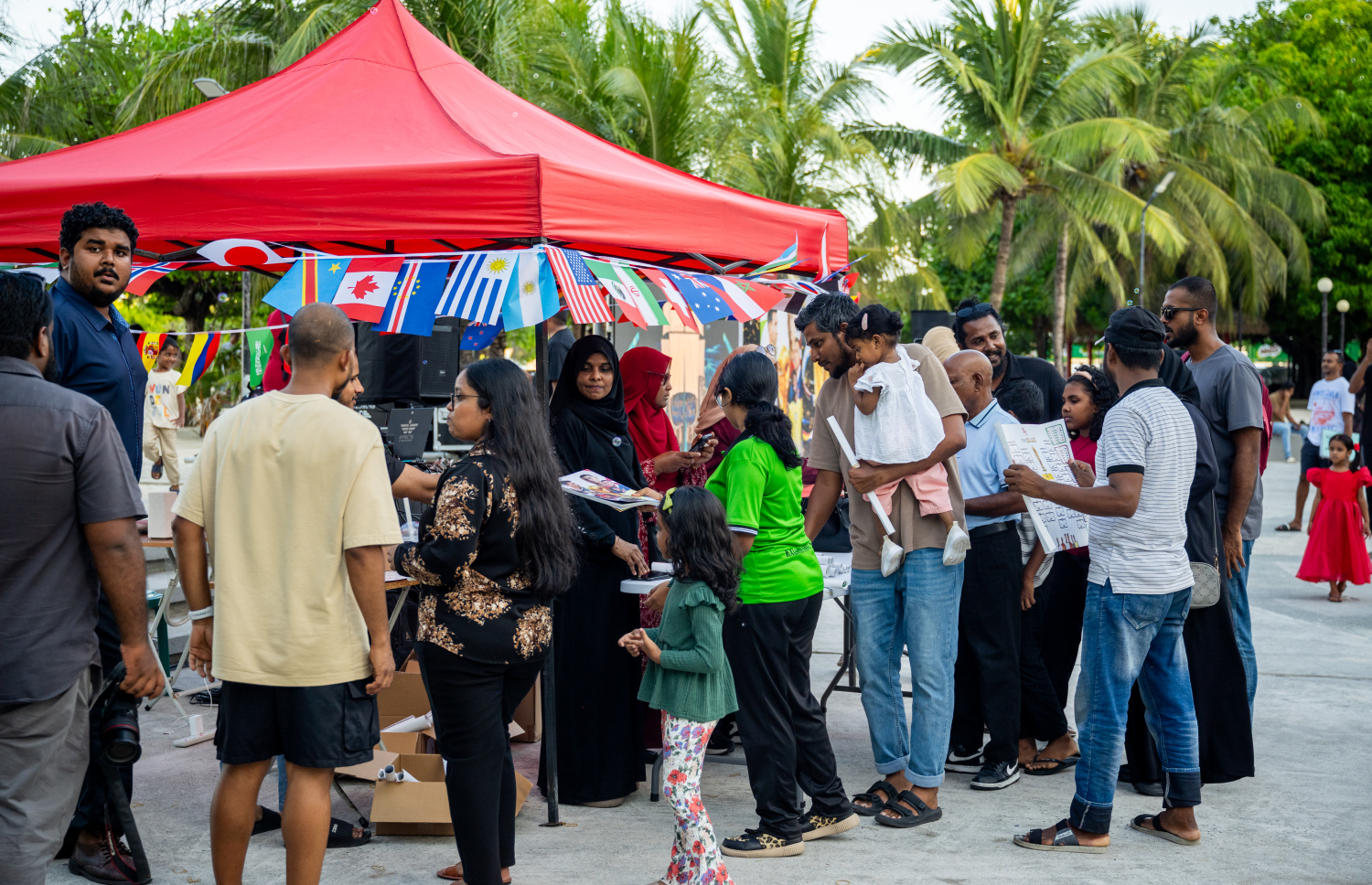 "މިހާރު" ގެ ވޯލްޑް ކަޕް ގައިޑް ހޯދަން ބަޔަކު ކިޔުގައި ޖެހިގެން --- ފޮޓޯ: ނިޝާން އަލީ | މިހާރު