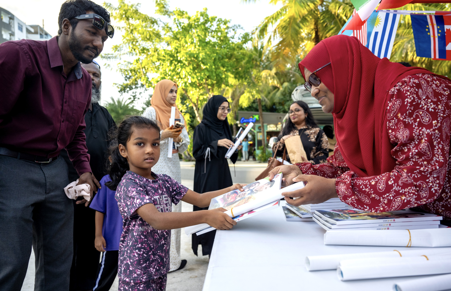 "މިހާރު" ގެ ވޯލްޑް ކަޕް ގައިޑް ހޯދަން ބަޔަކު ކިޔުގައި ޖެހިގެން --- ފޮޓޯ: ނިޝާން އަލީ | މިހާރު