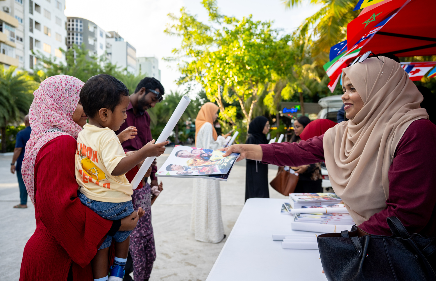 "މިހާރު" ގެ ވޯލްޑް ކަޕް ގައިޑް ހޯދަން ބަޔަކު ކިޔުގައި ޖެހިގެން --- ފޮޓޯ: ނިޝާން އަލީ | މިހާރު