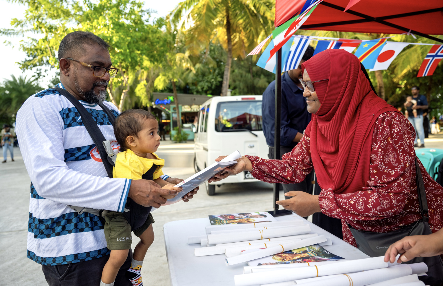 "މިހާރު" ގެ ވޯލްޑް ކަޕް ގައިޑް ހޯދަން ބަޔަކު ކިޔުގައި ޖެހިގެން --- ފޮޓޯ: ނިޝާން އަލީ | މިހާރު