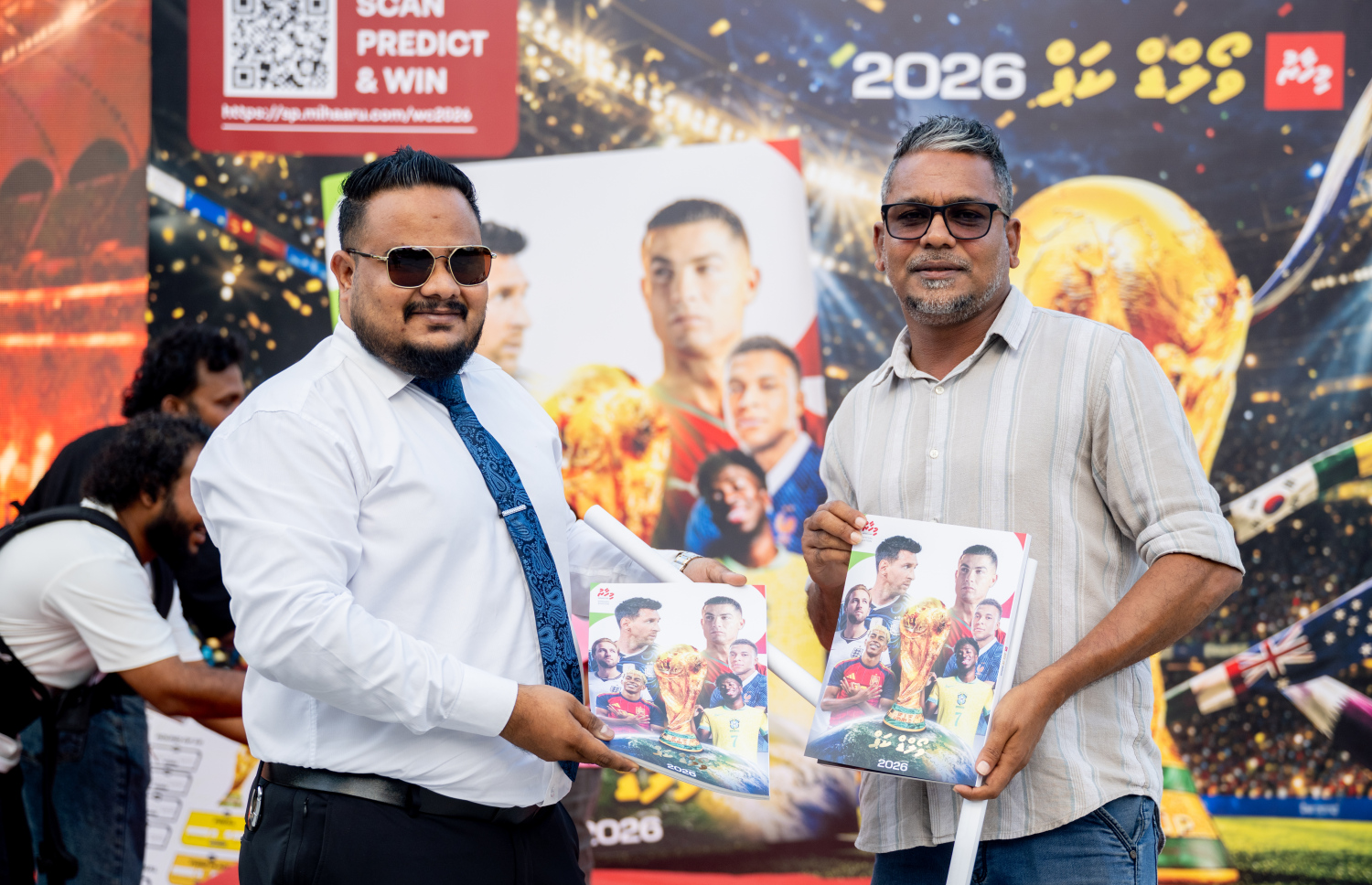 މިއަދު ހަވީރު އިފްތިތާހްކުރި "މިހާރު" ގެ ވޯލްޑް ކަޕް ގައިޑް އާއެކު ބަޔަކު ފޮޓޯއަށް ހުއްޓިގެން --- ފޮޓޯ: ނިޝާން އަލީ | މިހާރު