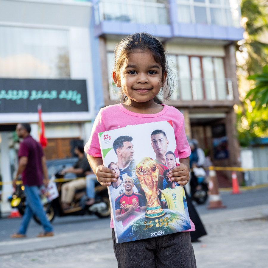 މިއަދު ހަވީރު އިފްތިތާހްކުރި "މިހާރު" ގެ ވޯލްޑް ކަޕް ގައިޑް އާއެކު ކުޑަކުއްޖަކު ފޮޓޯއަށް ހުއްޓިގެން --- ފޮޓޯ: ނިޝާން އަލީ | މިހާރު