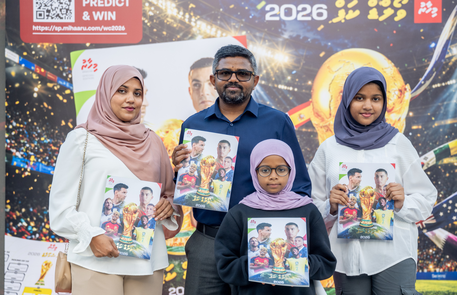 "މިހާރު" ގެ ވޯލްޑް ކަޕް ގައިޑަށް ކޮންޓްރަބިޔުޓް ކުރި ލިޔުންތެރިޔާ އަލީ ޝަހީމް އާއި އޭނާގެ އާއިލާ --- ފޮޓޯ: ނިޝާން އަލީ | މިހާރު