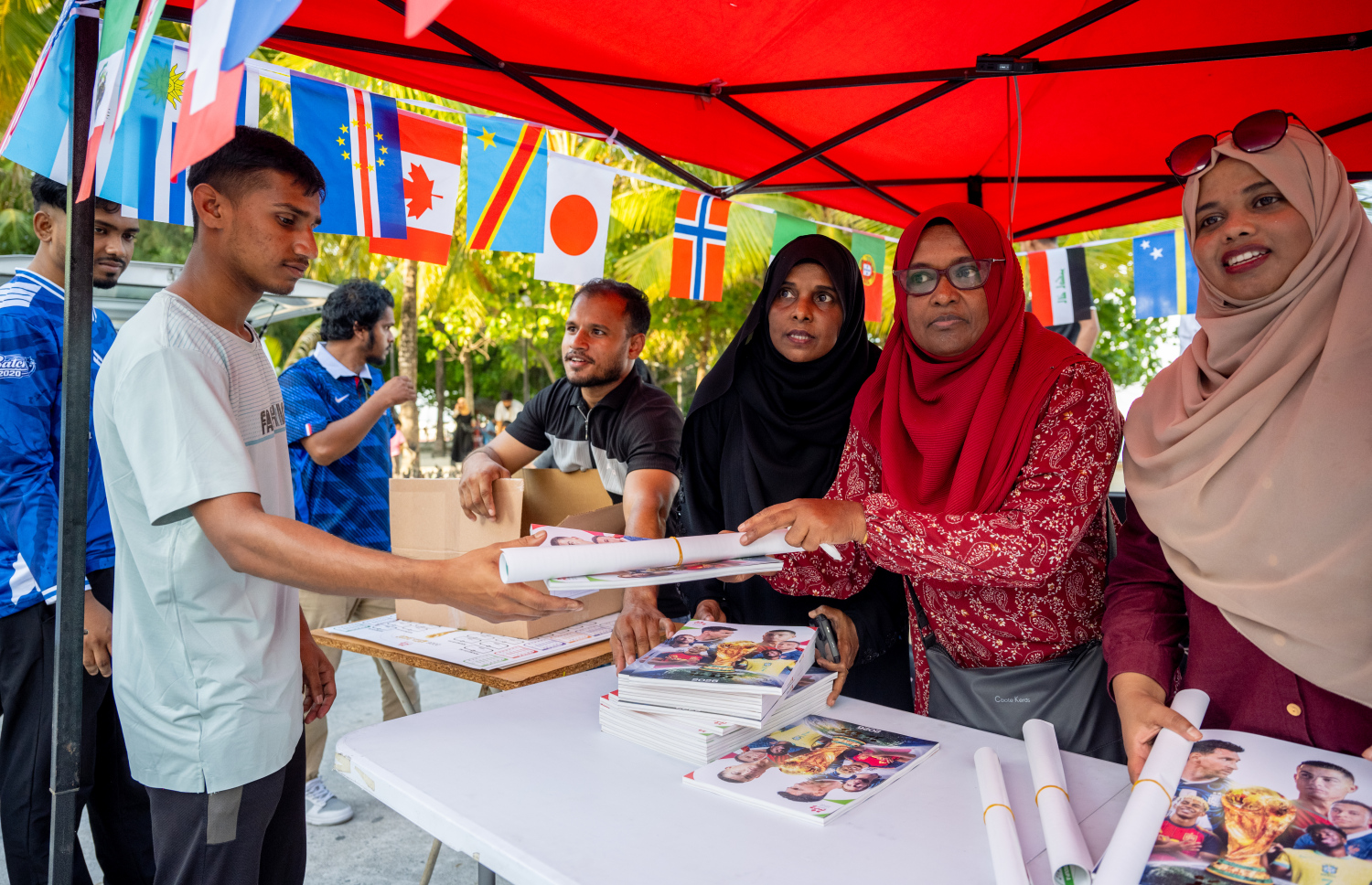 "މިހާރު" ގެ ވޯލްޑް ކަޕް ގައިޑް ހޯދަން ބަޔަކު ކިޔުގައި ޖެހިގެން --- ފޮޓޯ: ނިޝާން އަލީ | މިހާރު