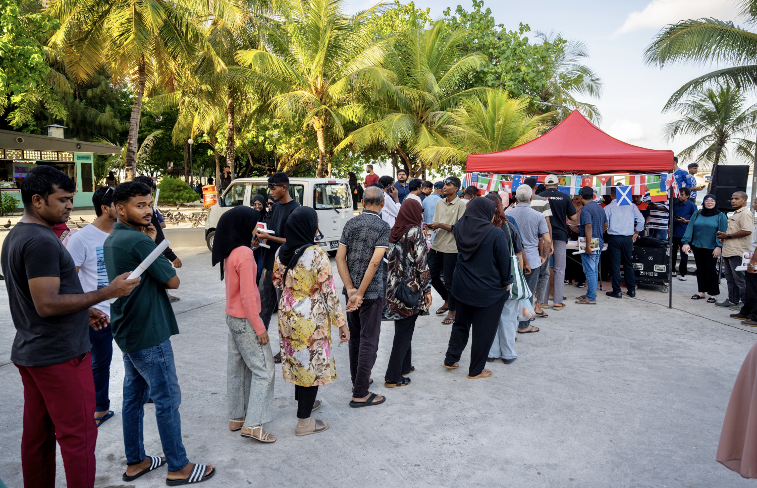 "މިހާރު" ގެ ވޯލްޑް ކަޕް ގައިޑް ހޯދަން ގިނަ އަދަދެއްގެ ބަޔަކު ކިޔުގައި ޖެހިގެން --- ފޮޓޯ: ނިޝާން އަލީ | މިހާރު