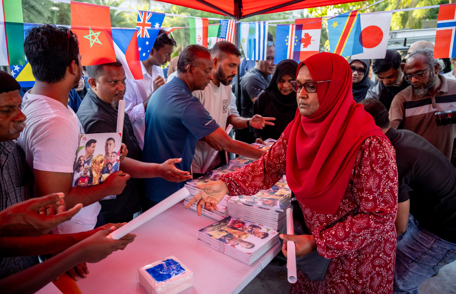 "މިހާރު" ގެ ވޯލްޑް ކަޕް ފޮތް ނެރުމުގެ ހަފުލާގެ ތެރެއިން --- ފޮޓޯ: ނީޝާން އަލީ | މިހާރު