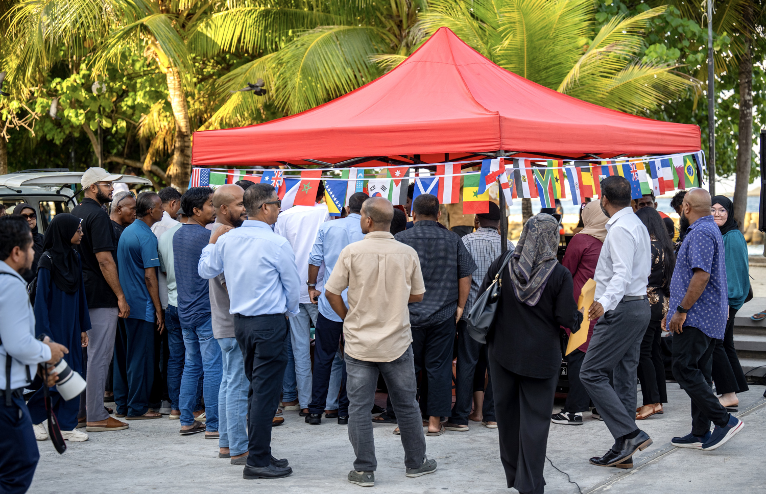 "މިހާރު" ގެ ވޯލްޑް ކަޕް ގައިޑް ހޯދަން ގިނަ އަދަދެއްގެ ބަޔަކު ކިޔުގައި ޖެހިގެން --- ފޮޓޯ: ނިޝާން އަލީ | މިހާރު