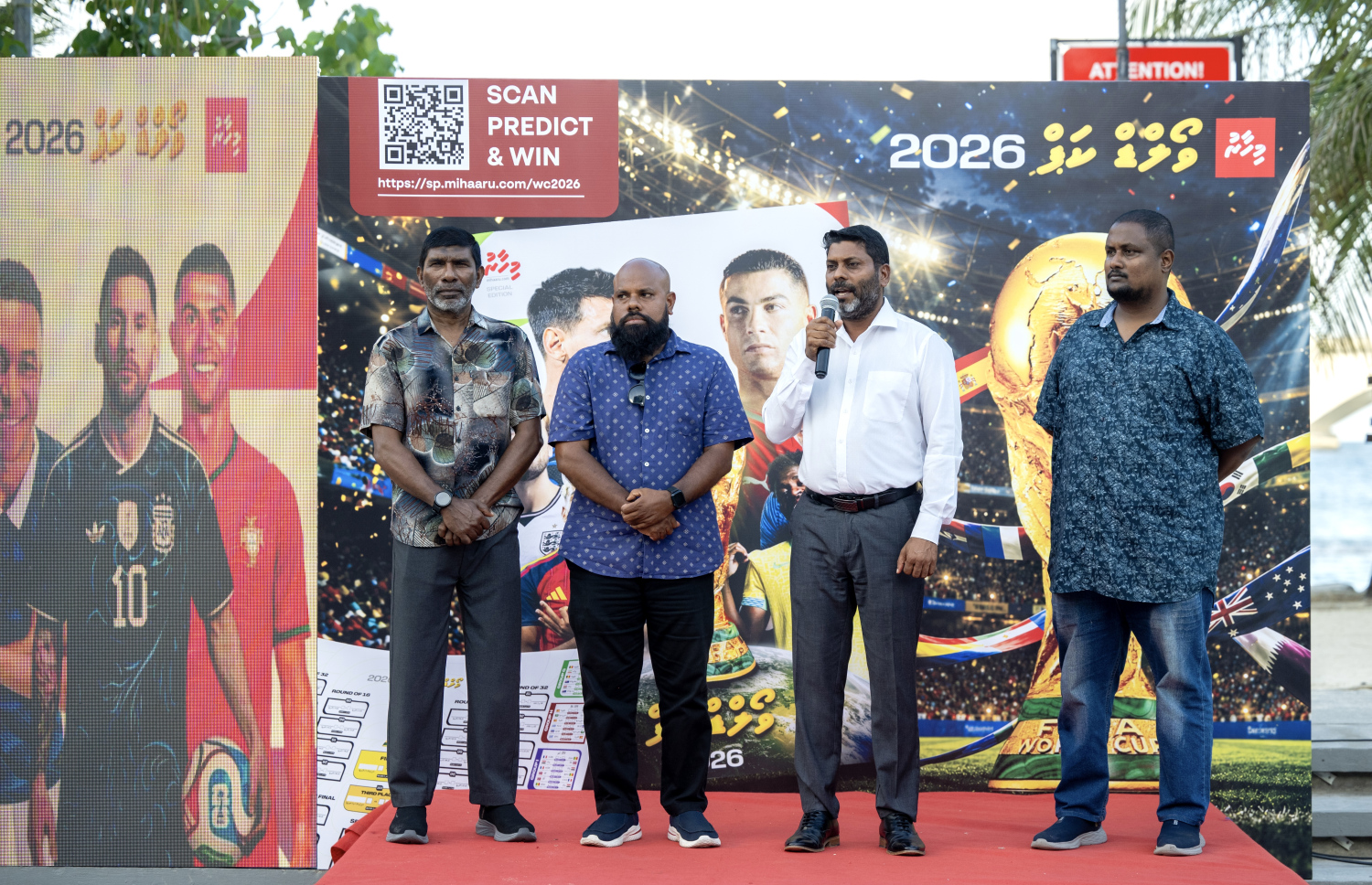 "މިހާރު" އިން މި ފަހަރުގެ ވޯލްޑް ކަޕް ގައިޑްބުކް، ސްކޯ ޗާޓް އަދި ވޯލްޑް ކަޕަށް ހާއްސަކޮށް ތައްޔާރުކުރި ވެބްސައިޓް މިއަދު އިފްތިތާހުކުރުމަށް އާޓިފިޝަލް ބީޗުގައި ބޭއްވި ރަަސްމިއްޔާތުގައި ސްޕޯޓްސް މިނިސްޓަރު އަބްދުﷲ ރާފިއު ވާހަކަފުޅު ދައްކަވަނީ.-- ފޮޓޯ: ނިޝާން އަލީ | މިހާރު