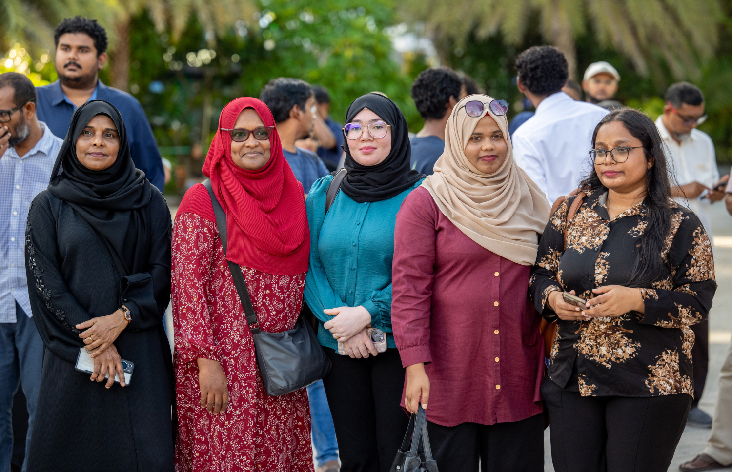"މިހާރު" އިން މި ފަހަރުގެ ވޯލްޑް ކަޕް ގައިޑްބުކް، ސްކޯ ޗާޓް އަދި ވޯލްޑް ކަޕަށް ހާއްސަކޮށް ތައްޔާރުކުރި ވެބްސައިޓް މިއަދު އިފްތިތާހުކުރުމަށް އާޓިފިޝަލް ބީޗުގައި ބޭއްވި ރަަސްމިއްޔާތުގައި މިހާރު ނޫހުގެ މުވައްޒަފުން ބައިވެރިވަނީ.-- ފޮޓޯ: ނިޝާން އަލީ | މިހާރު
