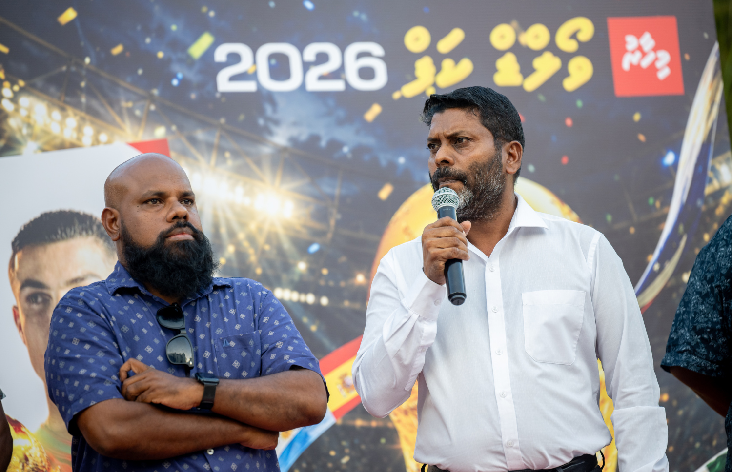 "މިހާރު" އިން މި ފަހަރުގެ ވޯލްޑް ކަޕް ގައިޑްބުކް، ސްކޯ ޗާޓް އަދި ވޯލްޑް ކަޕަށް ހާއްސަކޮށް ތައްޔާރުކުރި ވެބްސައިޓް މިއަދު އިފްތިތާހުކުރުމަށް އާޓިފިޝަލް ބީޗުގައި ބޭއްވި ރަަސްމިއްޔާތުގައި ސްޕޯޓްސް މިނިސްޓަރު އަބްދުﷲ ރާފިއު ވާހަކަފުޅު ދައްކަވަނީ.-- ފޮޓޯ: ނިޝާން އަލީ | މިހާރު