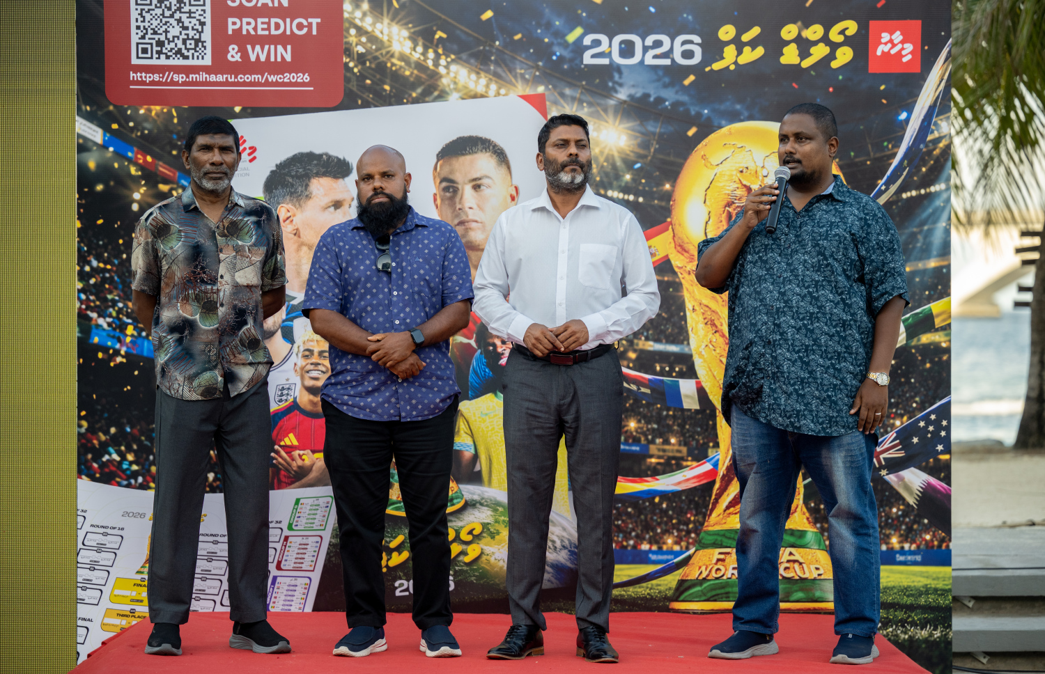"މިހާރު" އިން މި ފަހަރުގެ ވޯލްޑް ކަޕް ގައިޑްބުކް، ސްކޯ ޗާޓް އަދި ވޯލްޑް ކަޕަށް ހާއްސަކޮށް ތައްޔާރުކުރި ވެބްސައިޓް މިއަދު އިފްތިތާހުކުރުމަށް އާޓިފިޝަލް ބީޗުގައި ބޭއްވި ރަަސްމިއްޔާތުގައި މިހާރު ނޫހުގެ ސްޕޯޓްސް އެޑިޓަރު މުހައްމަދު ހަމްދޫން ވާހަކަ ދައްކަވަނީ.-- ފޮޓޯ: ނިޝާން އަލީ | މިހާރު