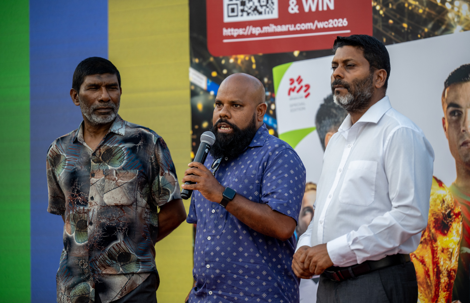 "މިހާރު" އިން މި ފަހަރުގެ ވޯލްޑް ކަޕް ގައިޑްބުކް، ސްކޯ ޗާޓް އަދި ވޯލްޑް ކަޕަށް ހާއްސަކޮށް ތައްޔާރުކުރި ވެބްސައިޓް މިއަދު އިފްތިތާހުކުރުމަށް އާޓިފިޝަލް ބީޗުގައި ބޭއްވި ރަަސްމިއްޔާތުގައި މިހާރު ނޫހުގެ އެޑިޓަރު އަހްމަދު ހަމްދޫން ވާހަކަ ދައްކަވަނީ.-- ފޮޓޯ: ނިޝާން އަލީ | މިހާރު
