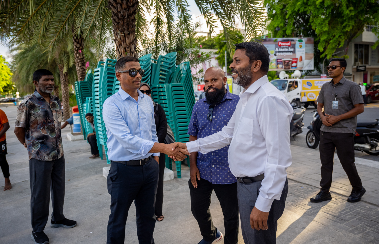 "މިހާރު" އިން މި ފަހަރުގެ ވޯލްޑް ކަޕް ގައިޑްބުކް، ސްކޯ ޗާޓް އަދި ވޯލްޑް ކަޕަށް ހާއްސަކޮށް ތައްޔާރުކުރި ވެބްސައިޓް މިއަދު އިފްތިތާހުކުރުމަށް އާޓިފިޝަލް ބީޗުގައި ބޭއްވި ރަަސްމިއްޔާތުގައި ސްޕޯޓްސް މިނިސްޓަރު އަބްދުﷲ ރާފިއު ވަޑައިގަތުމުން މިހާރު ނޫހުގެ ގެނެރަލް މެނޭޖަރު އަބްދުލް ރަޝީދު ހުސެއިން މަރުހަބާ ކިޔަނީ.-- ފޮޓޯ: ނިޝާން އަލީ | މިހާރު