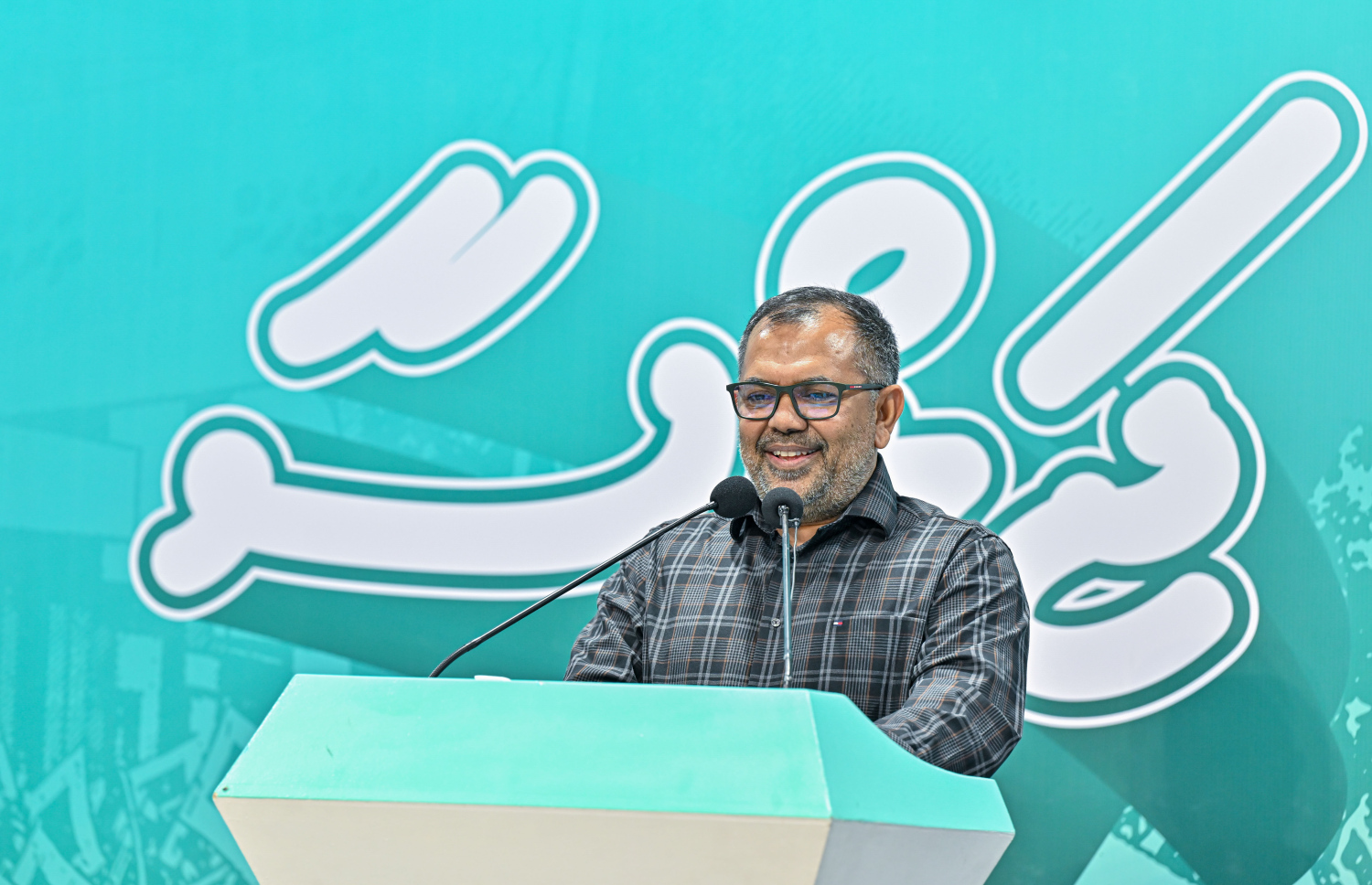 ޕީއެންސީން މިރޭ ބޭއްވި ޖަގަހަ ޖަލްސާގައި ކުރީގެ ފިނޭންސް މިނިސްޓަރު ޒަމީރު ވާހަކަ ދައްކަވަނީ.